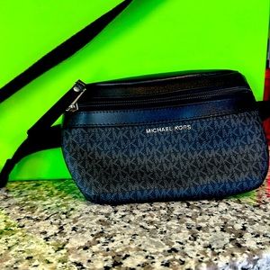 Michal Kors small fanny pack